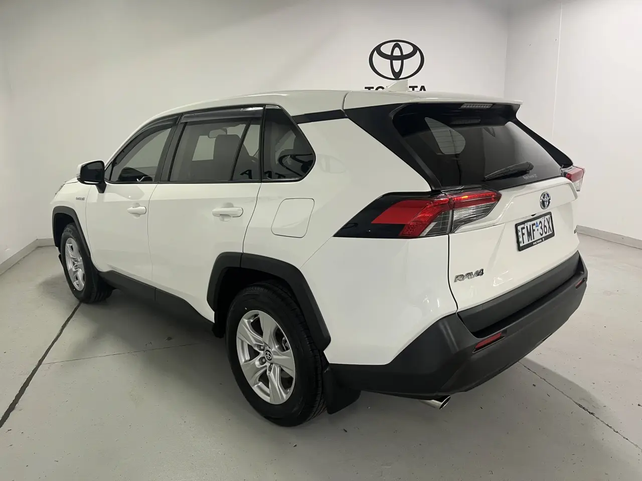 2019 Toyota Rav4 Hybrid Gallery Image 7