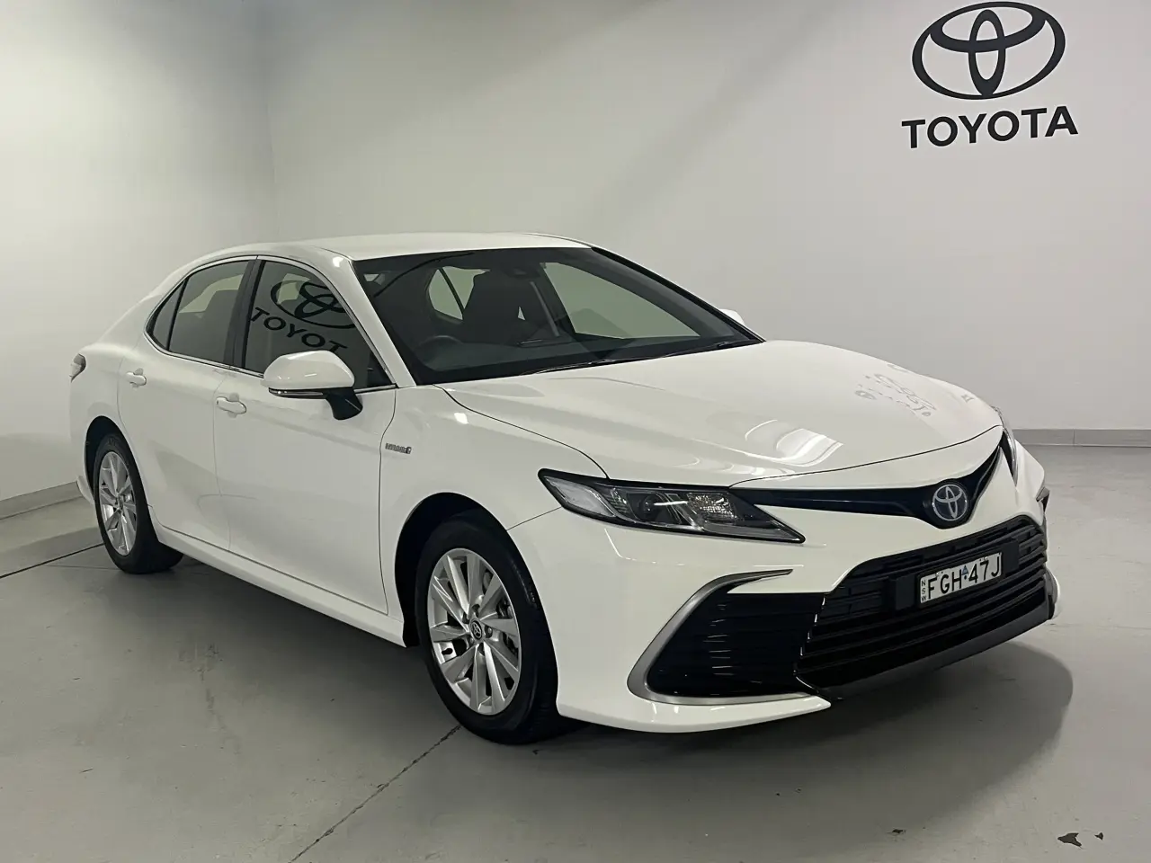 2024 Toyota Camry Hybrid Gallery Image 2