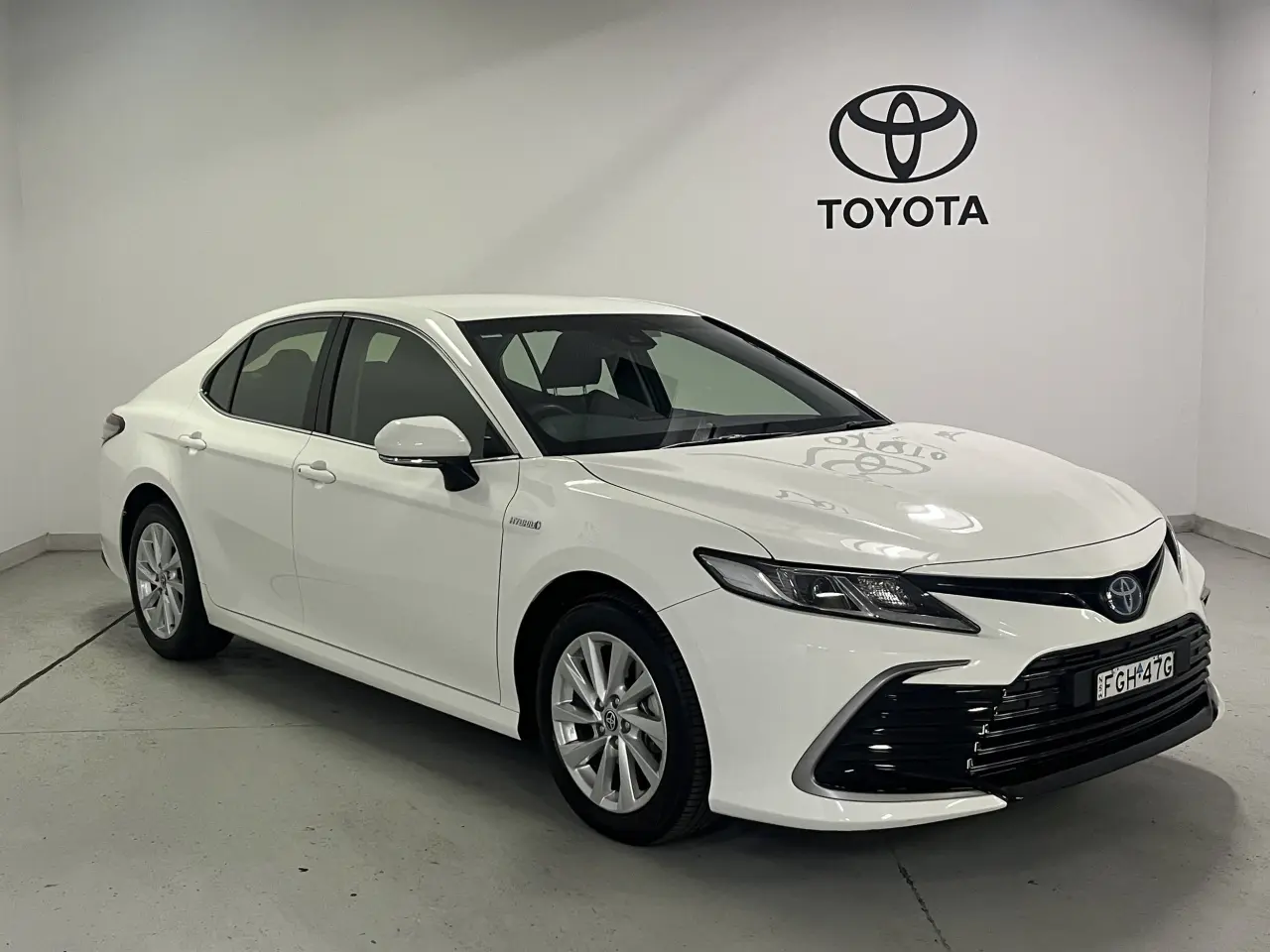 2024 Toyota Camry Hybrid Gallery Image 2