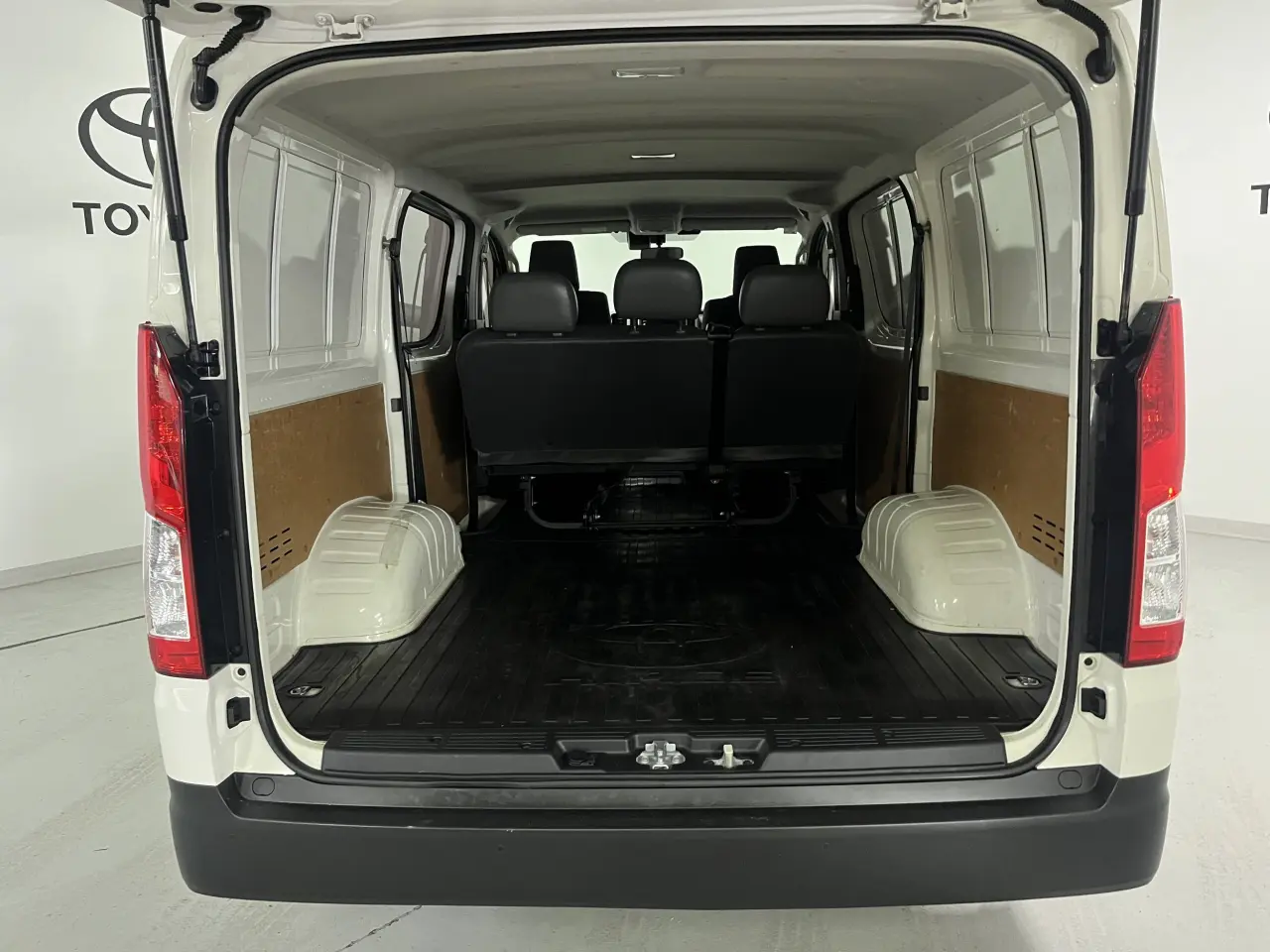 2019 Toyota Hiace Gallery Image 18