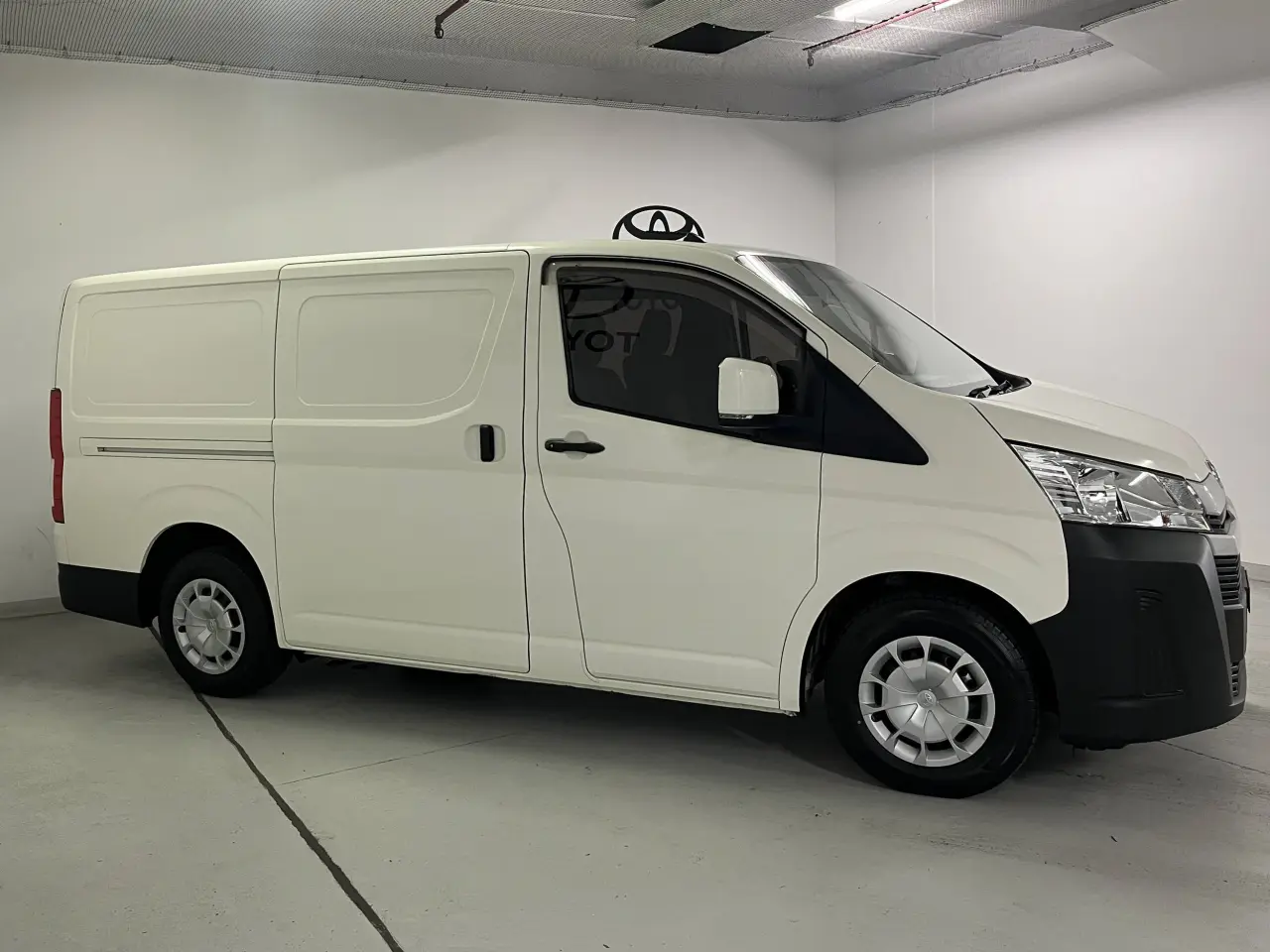 2019 Toyota Hiace Gallery Image 4