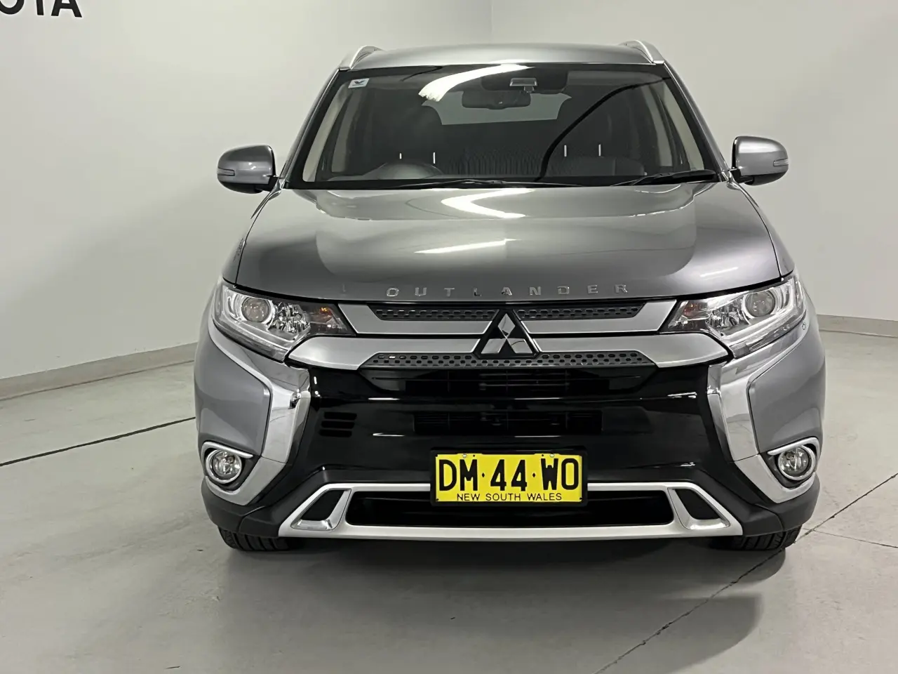 2020 Mitsubishi Outlander Gallery Image 3