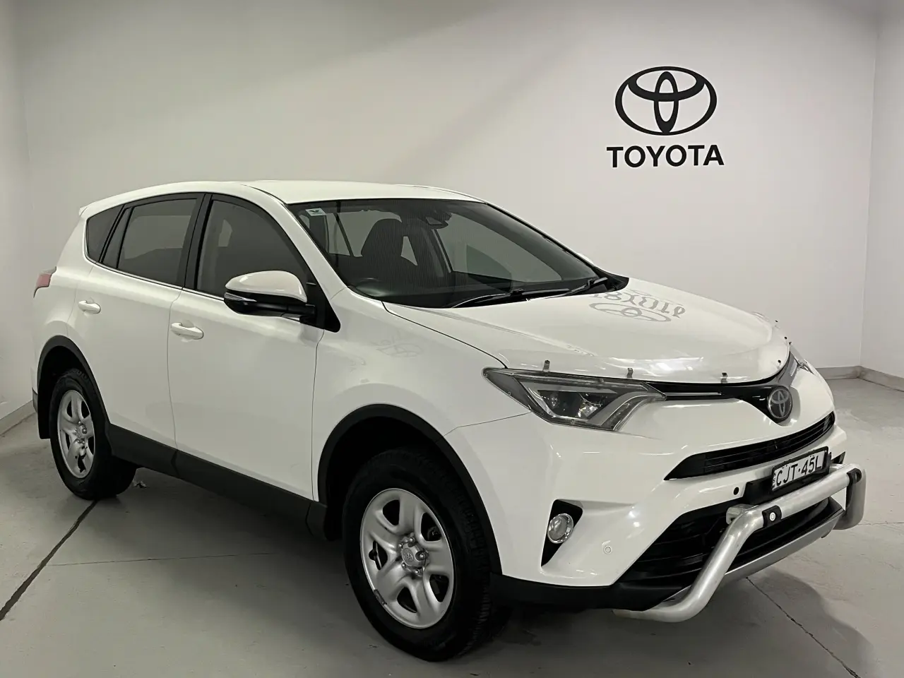 2018 Toyota Rav4 Gallery Image 2