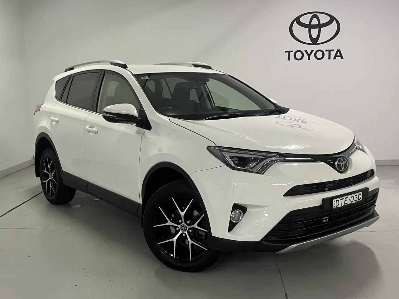 2017 Toyota Rav4 Gallery Image 1