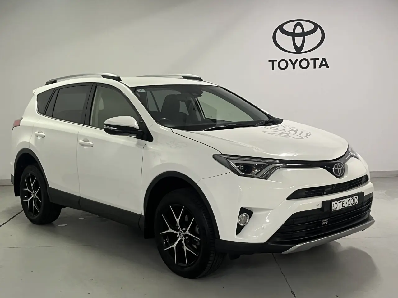 2017 Toyota Rav4 Gallery Image 2