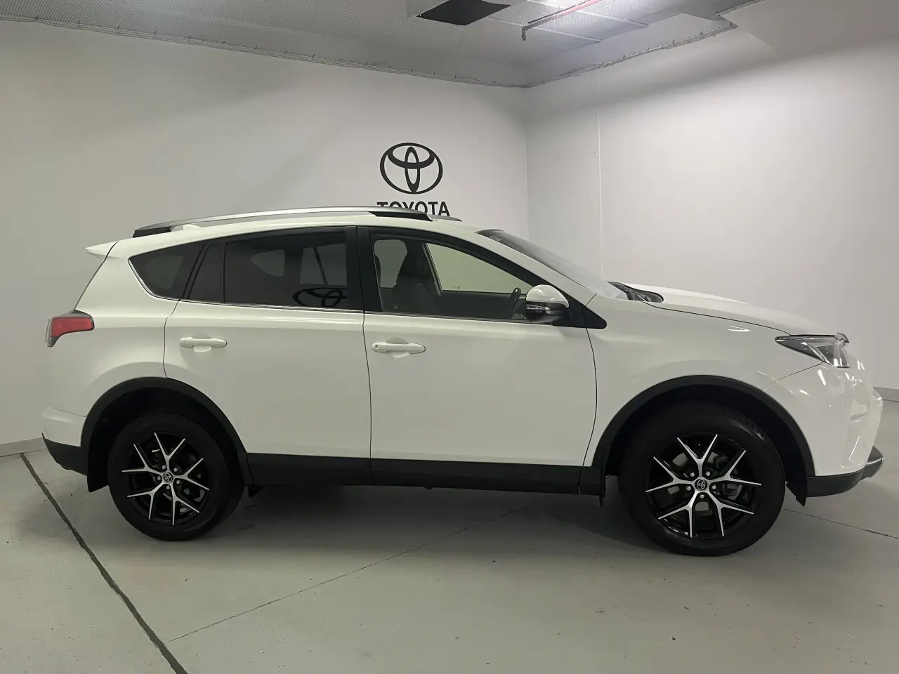 2017 Toyota Rav4 Gallery Image 4