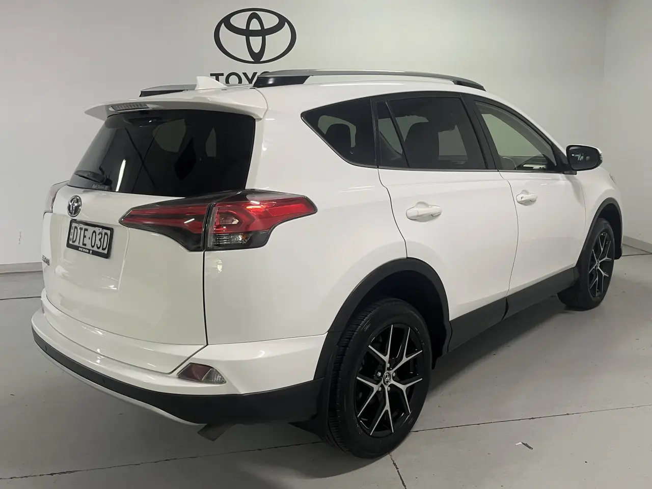 2017 Toyota Rav4 Gallery Image 5