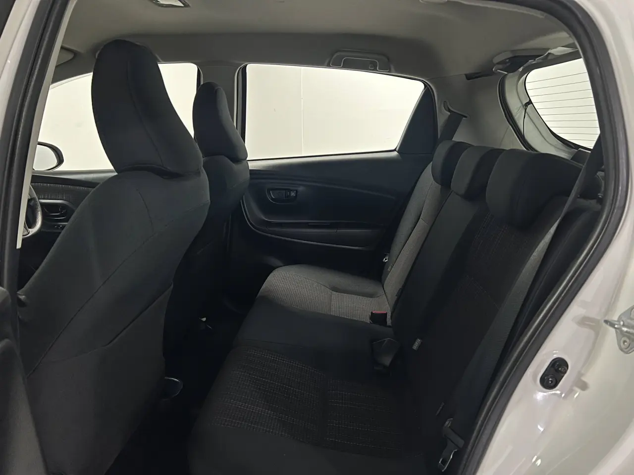 2017 TOYOTA YARIS Gallery Image 13