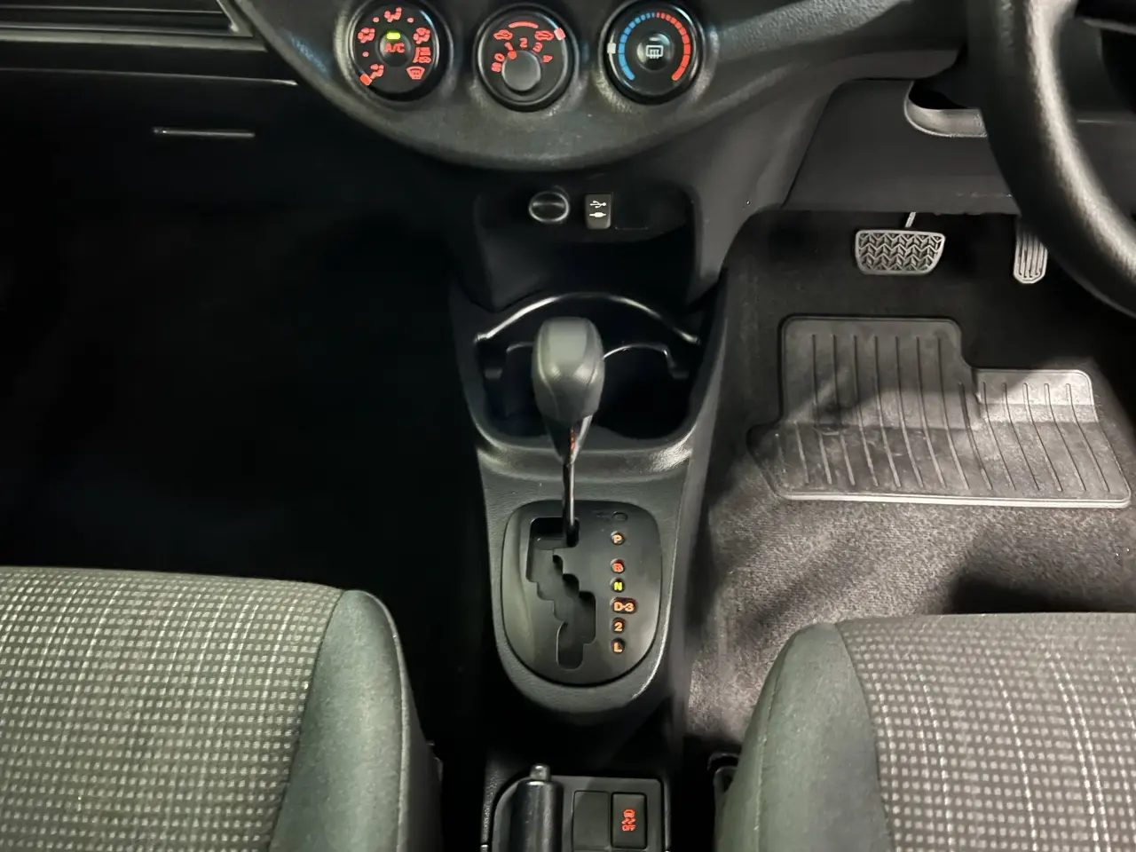 2017 TOYOTA YARIS Gallery Image 19