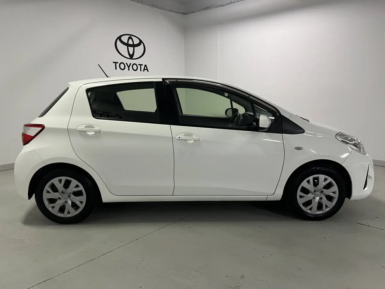 2017 TOYOTA YARIS Gallery Image 4