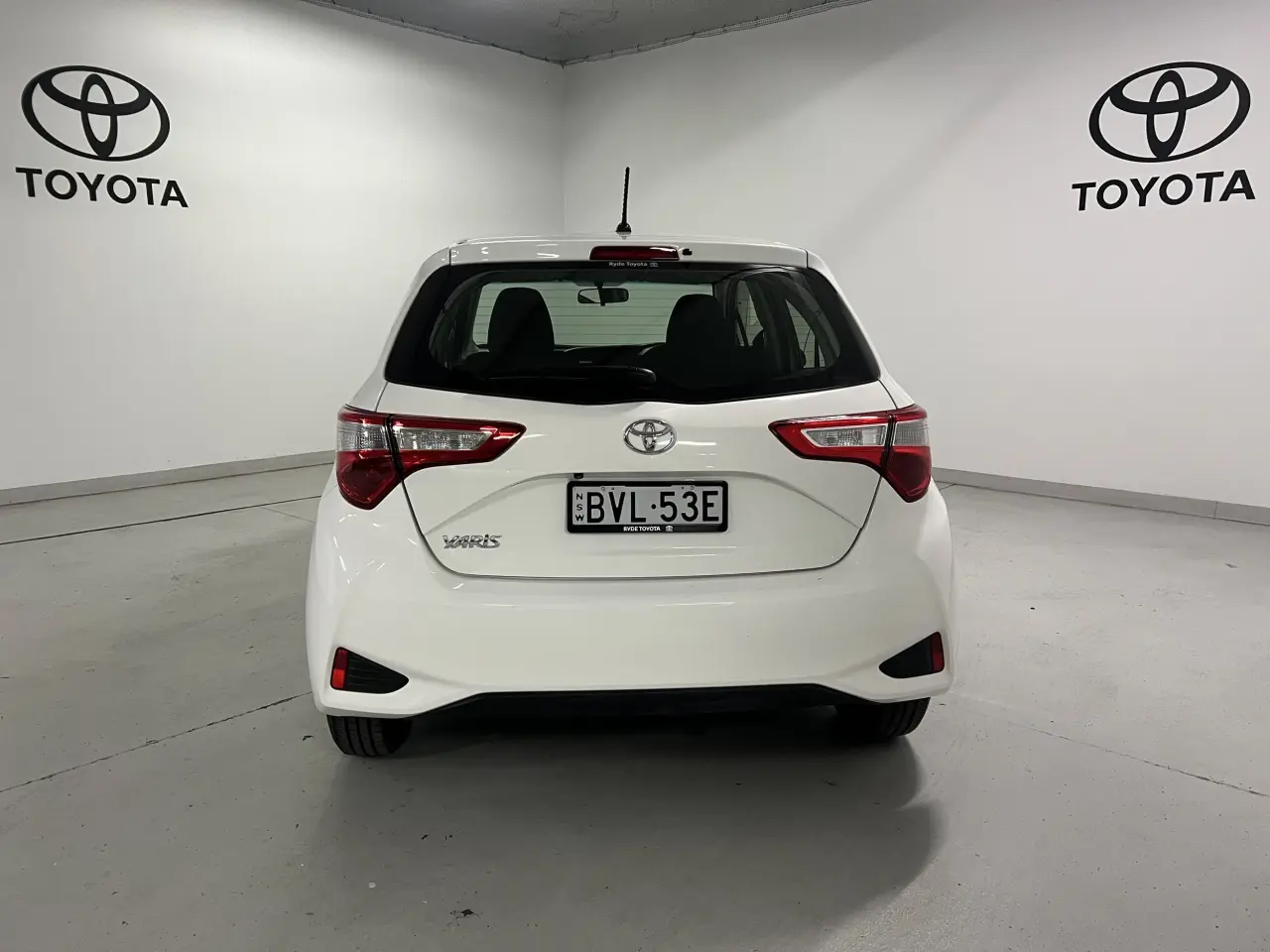 2017 TOYOTA YARIS Gallery Image 6