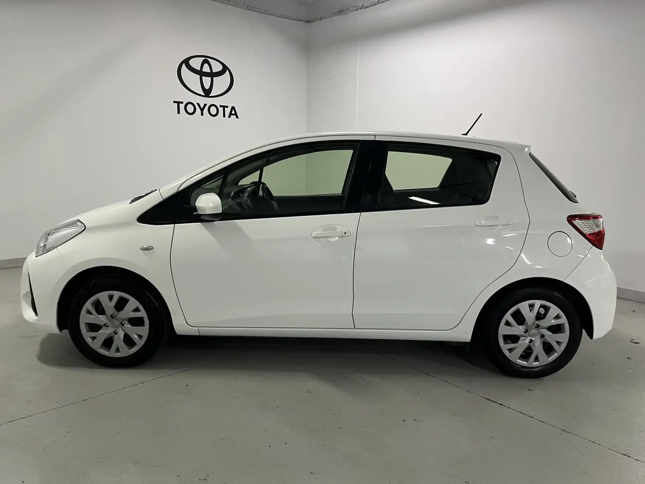 2017 TOYOTA YARIS Gallery Image 9