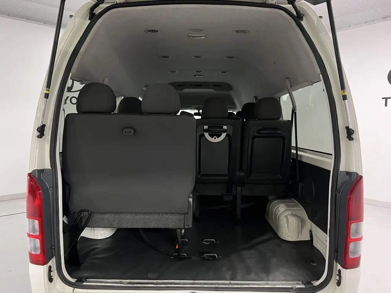 2019 TOYOTA HIACE Gallery Image 11