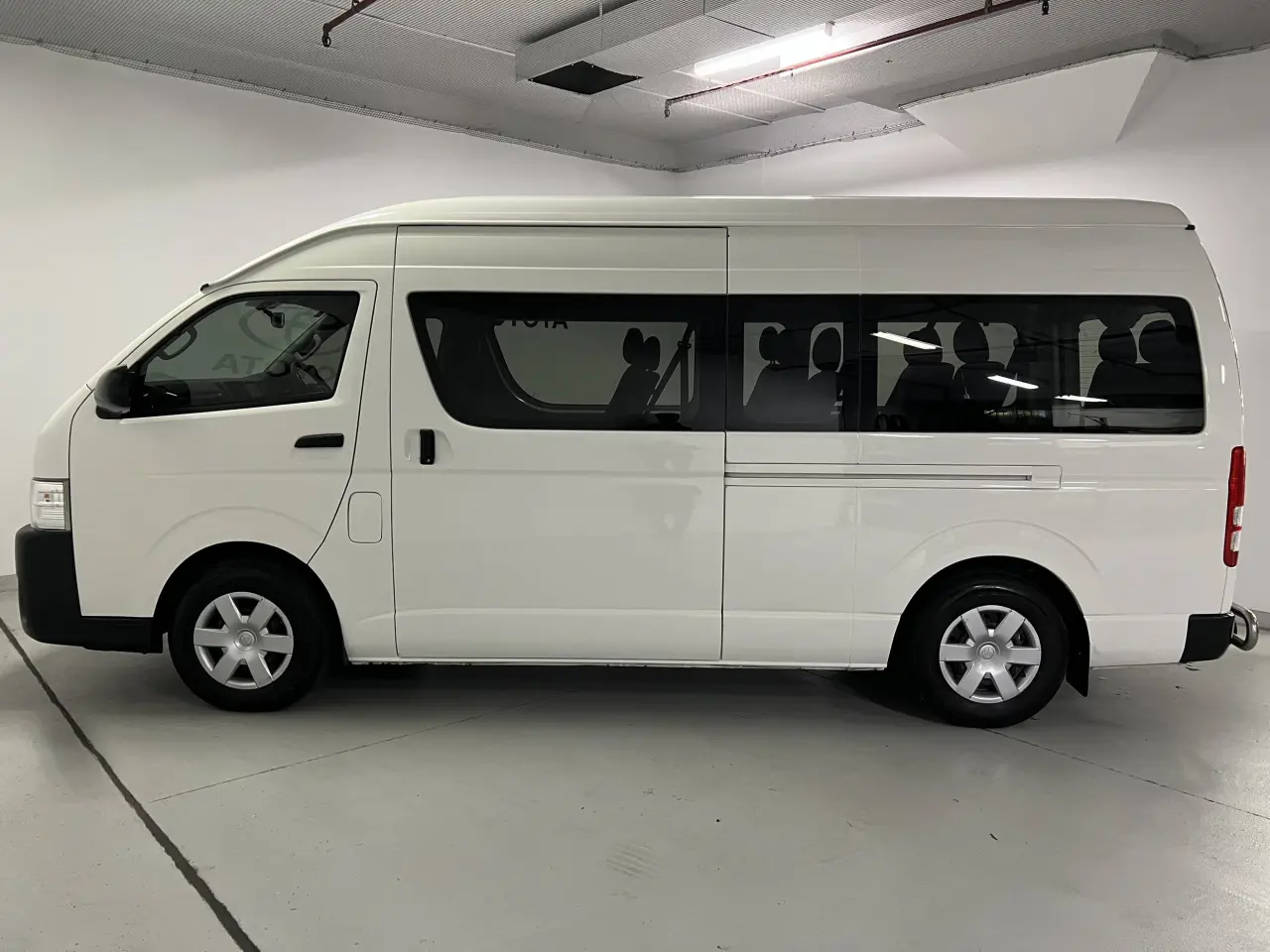2019 TOYOTA HIACE Gallery Image 9