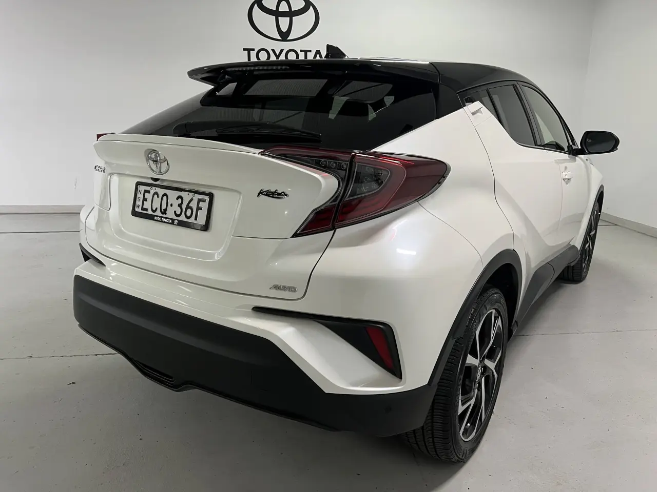 2019 TOYOTA C-HR Gallery Image 10