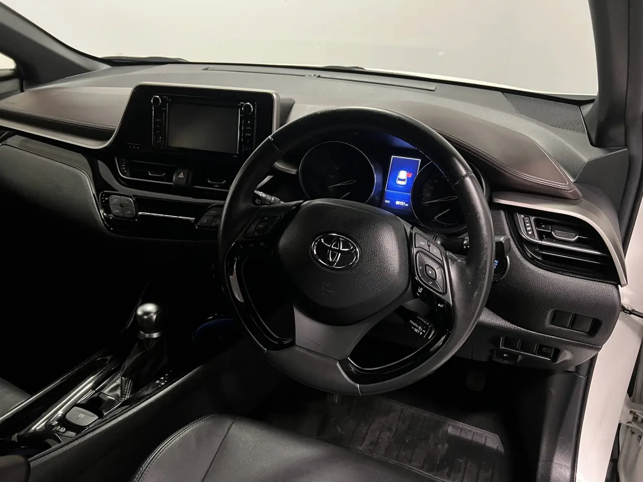 2019 TOYOTA C-HR Gallery Image 11