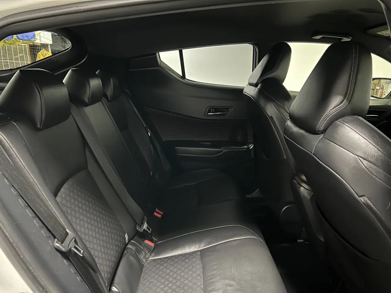 2019 TOYOTA C-HR Gallery Image 12
