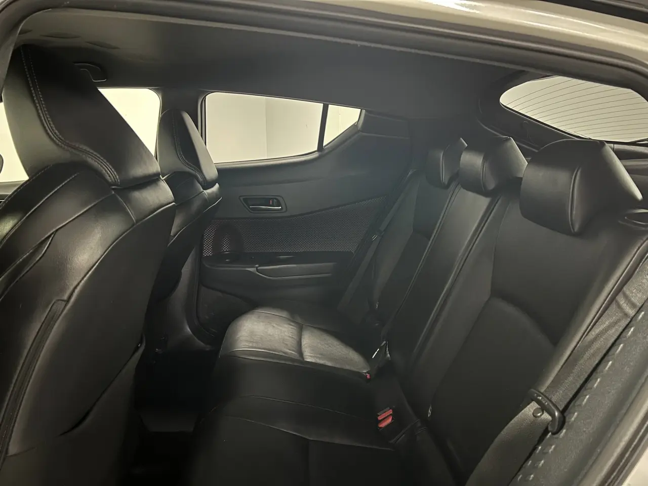 2019 TOYOTA C-HR Gallery Image 14