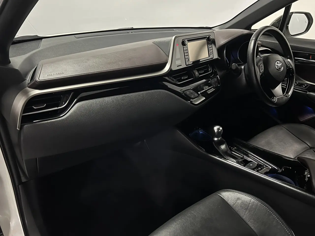 2019 TOYOTA C-HR Gallery Image 15