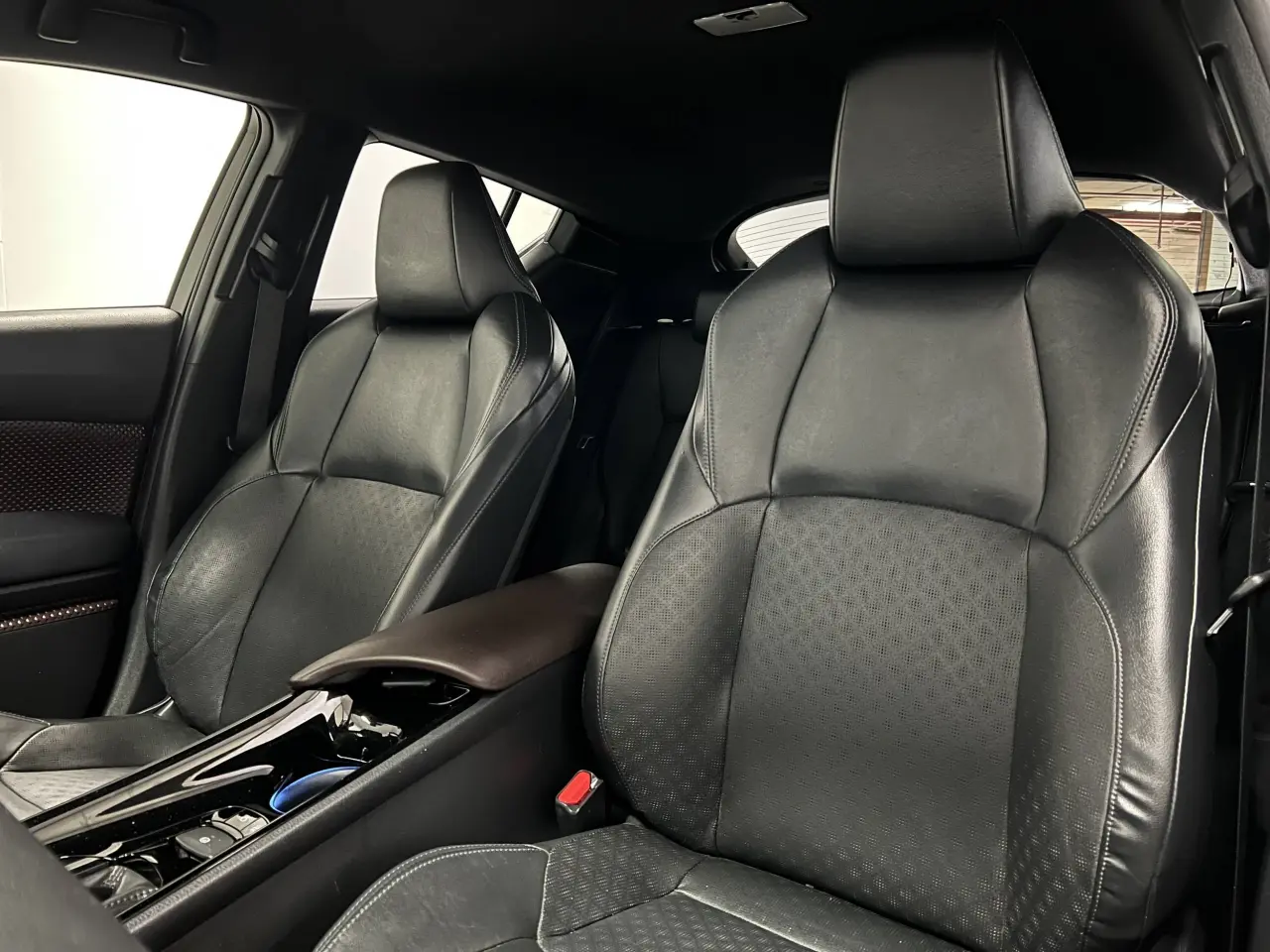 2019 TOYOTA C-HR Gallery Image 16