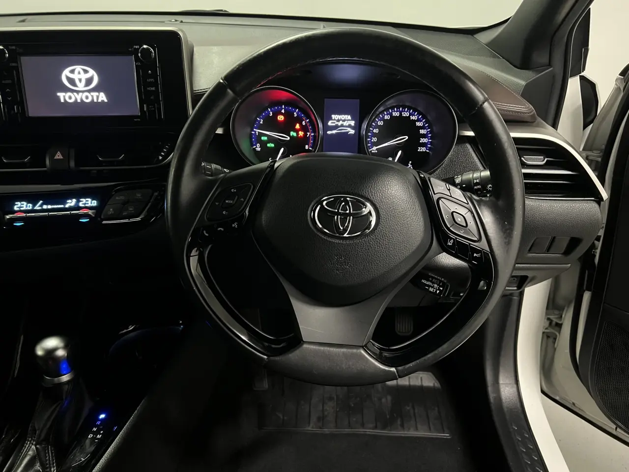 2019 TOYOTA C-HR Gallery Image 17