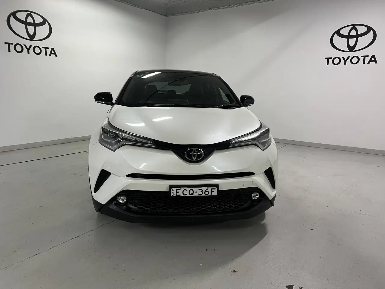 2019 TOYOTA C-HR Gallery Image 2