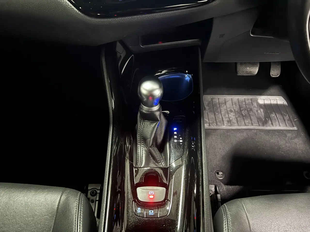 2019 TOYOTA C-HR Gallery Image 21