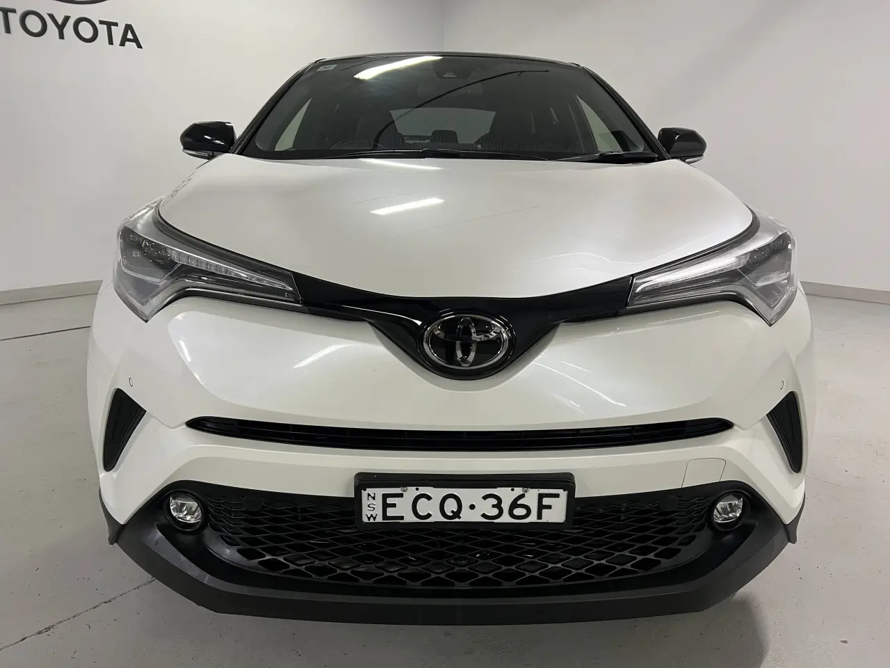 2019 TOYOTA C-HR Gallery Image 3