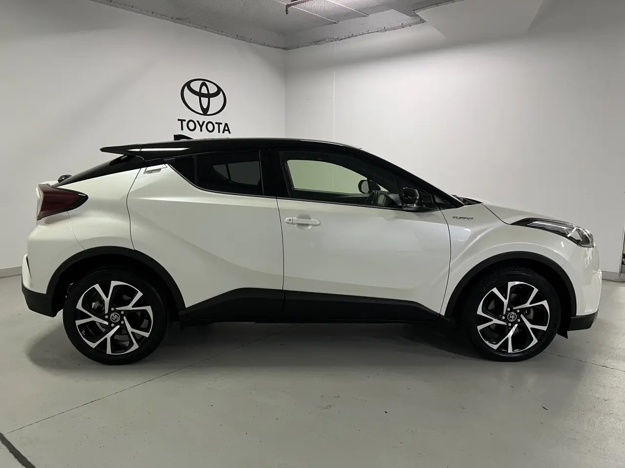 2019 TOYOTA C-HR Gallery Image 4