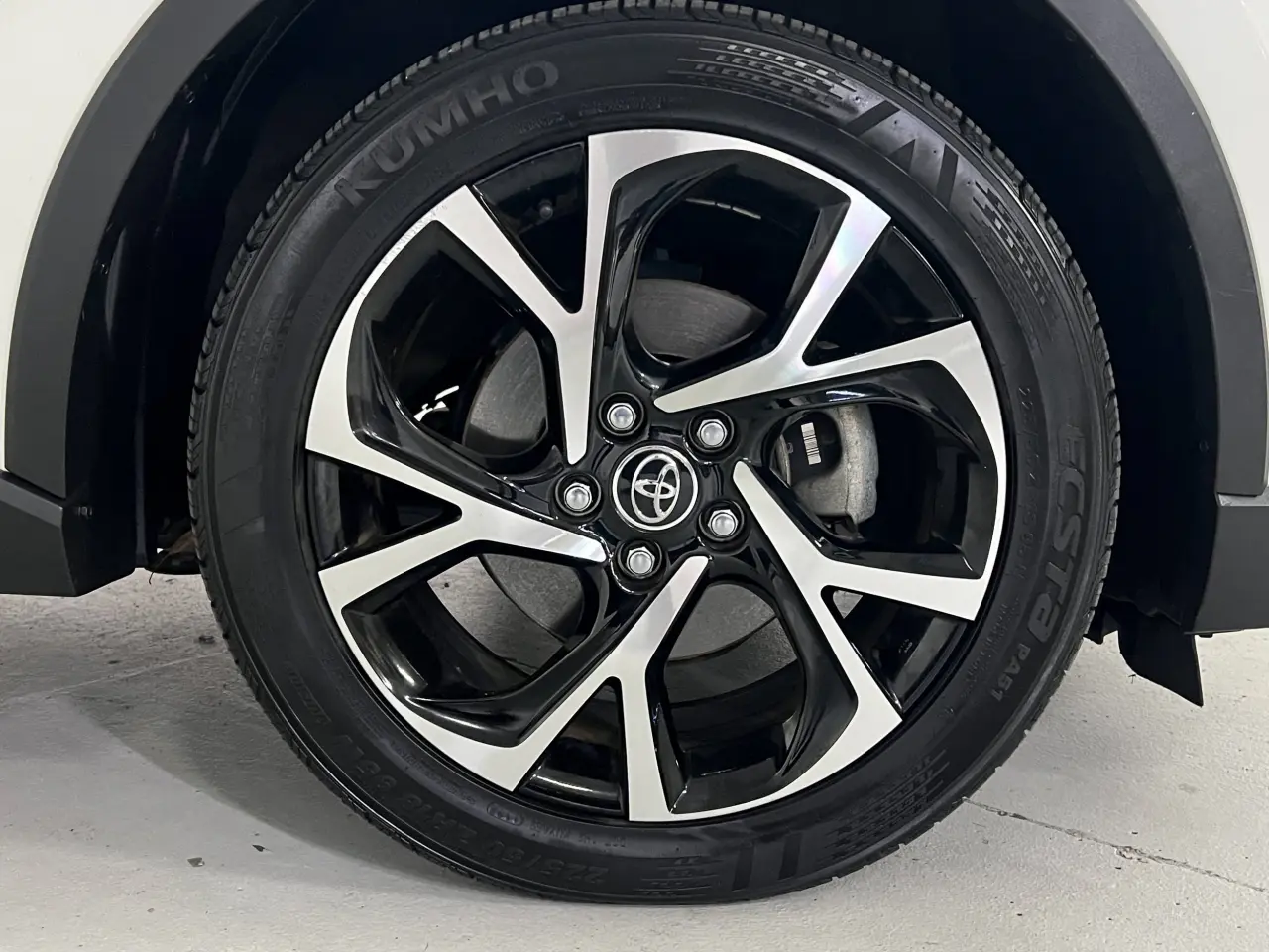 2019 TOYOTA C-HR Gallery Image 5
