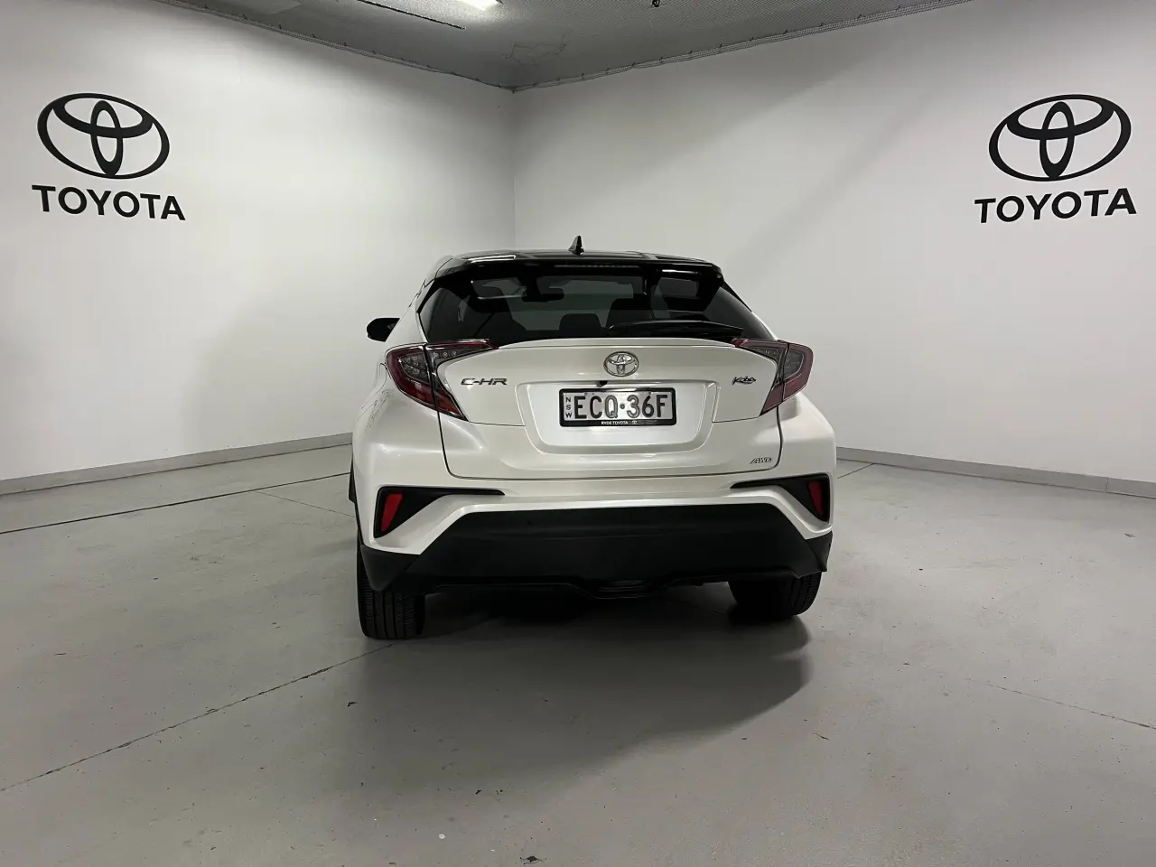 2019 TOYOTA C-HR Gallery Image 6