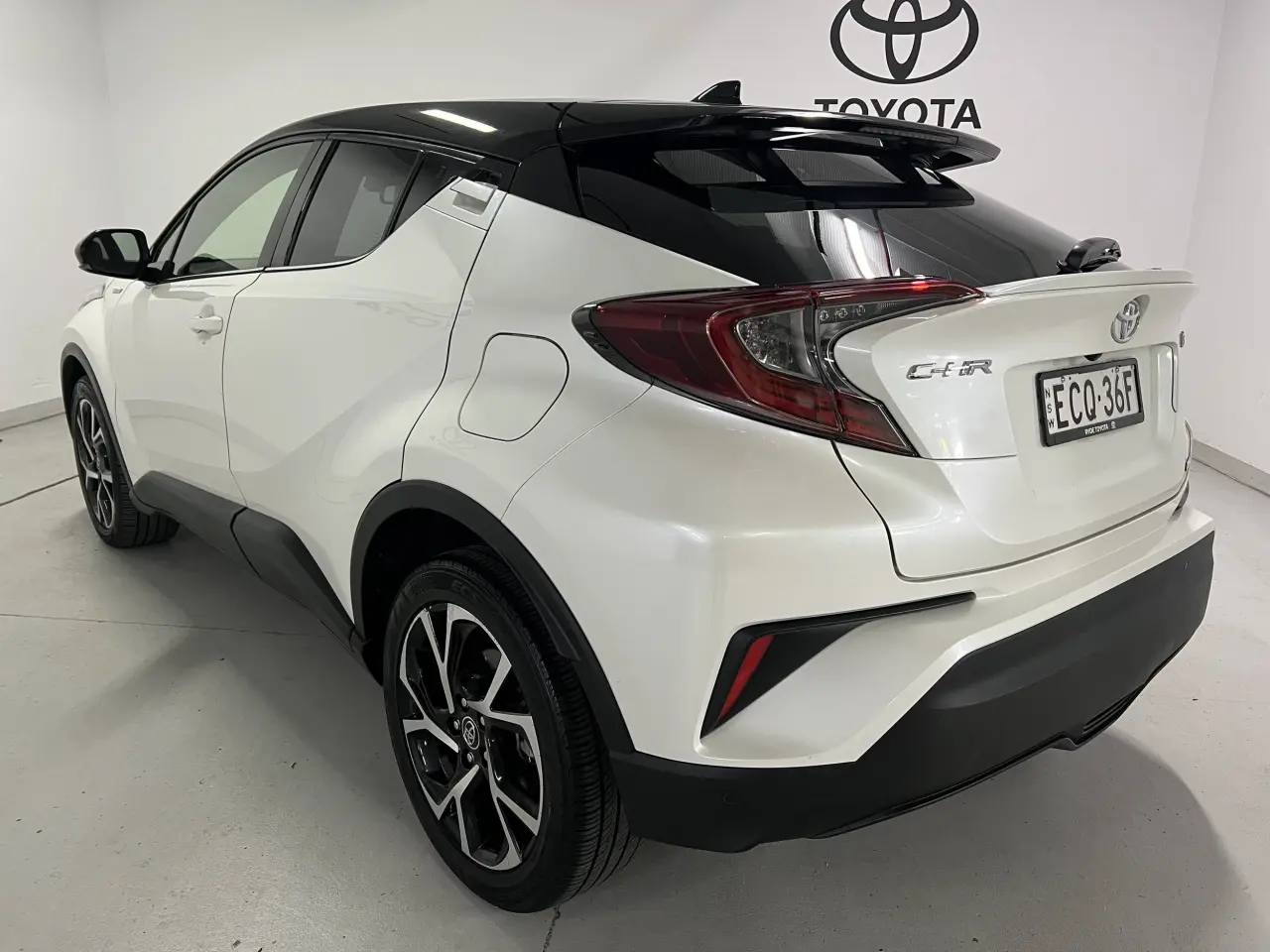 2019 TOYOTA C-HR Gallery Image 8