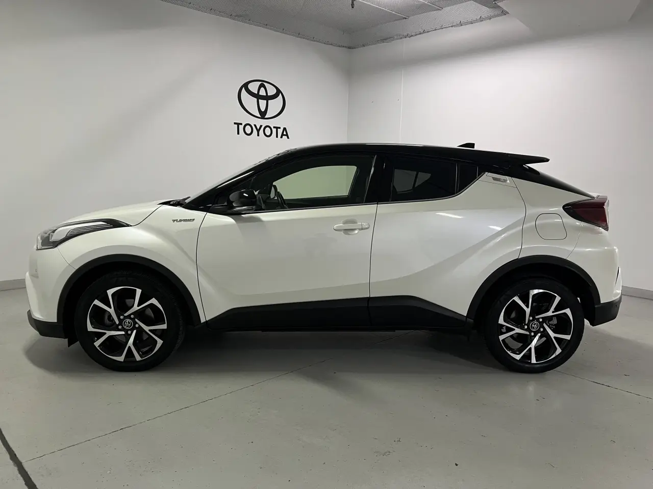 2019 TOYOTA C-HR Gallery Image 9