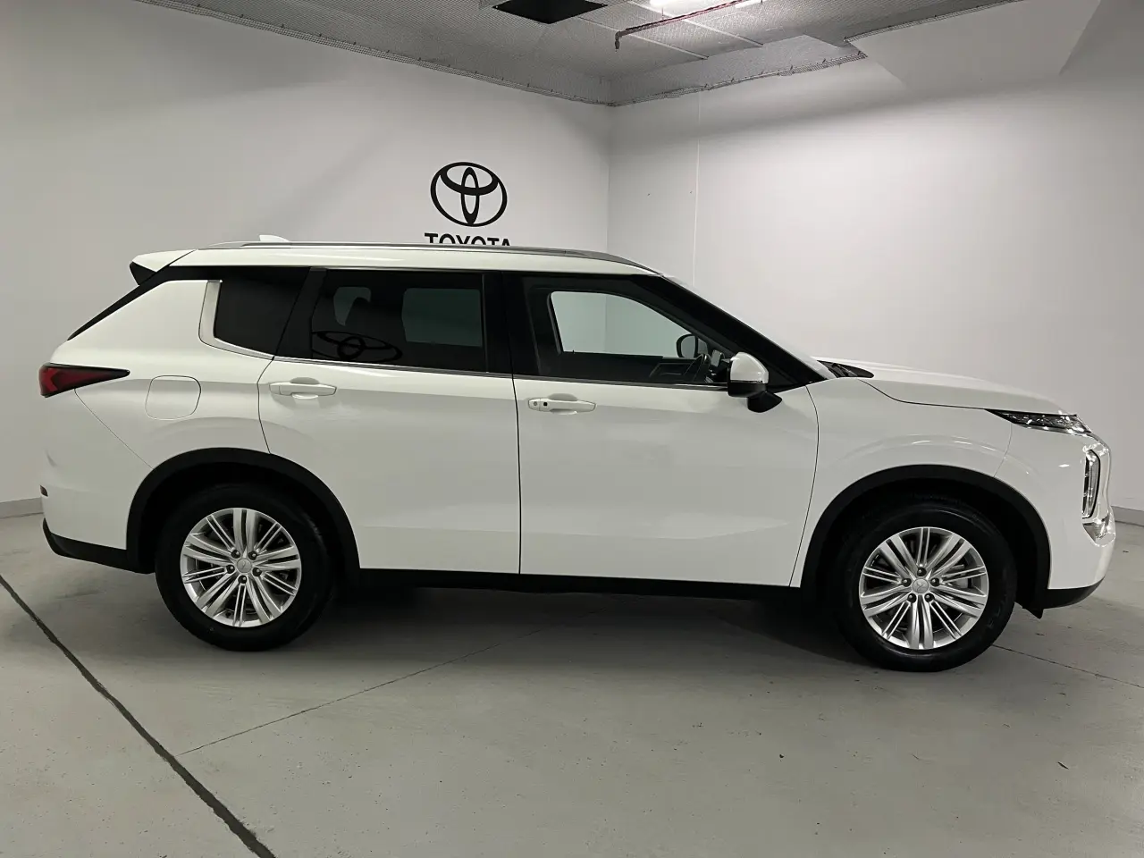 2022 MITSUBISHI OUTLANDER Gallery Image 4