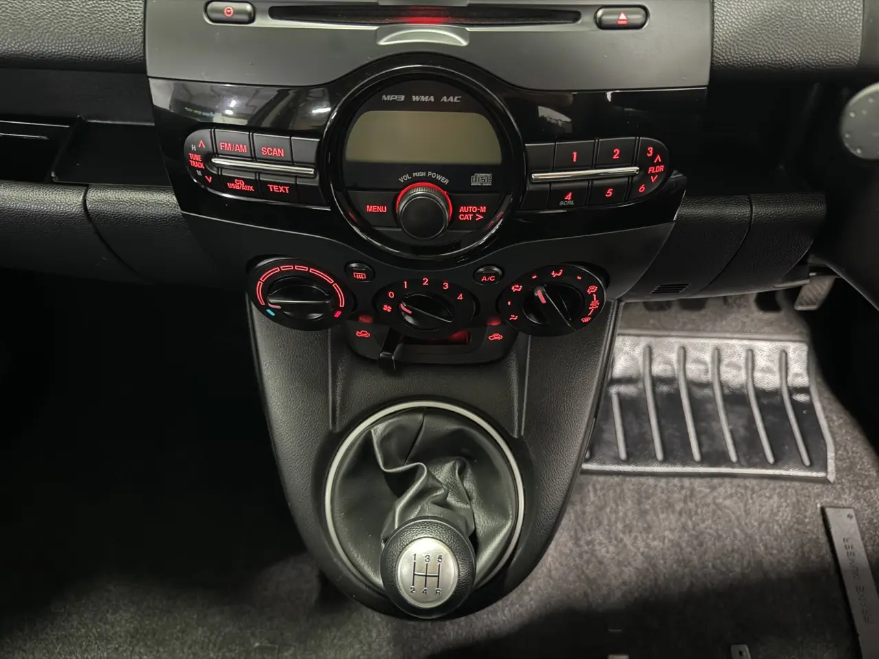 2014 MAZDA MAZDA2 Gallery Image 12