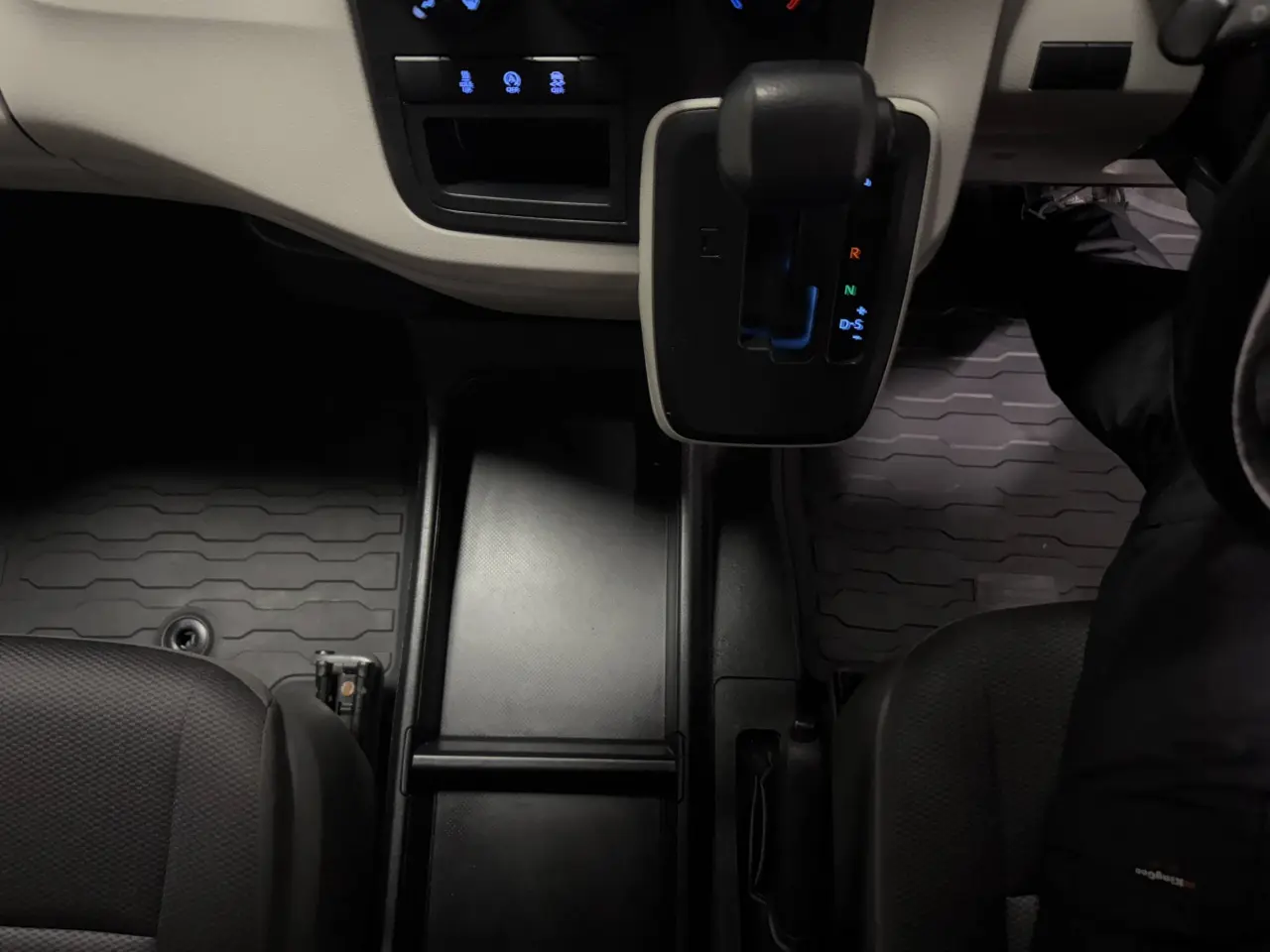 2020 TOYOTA HIACE Gallery Image 16