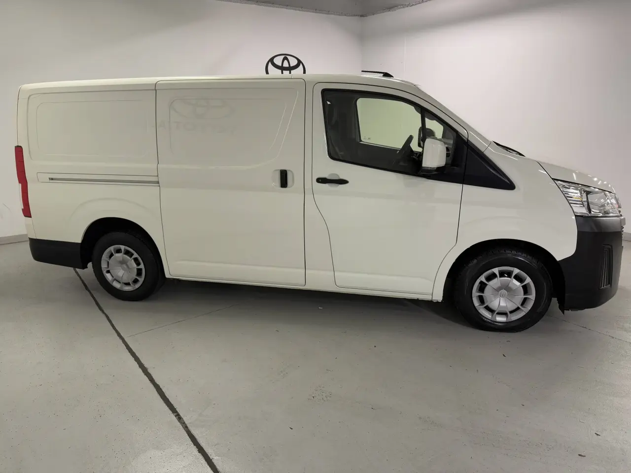 2020 TOYOTA HIACE Gallery Image 4