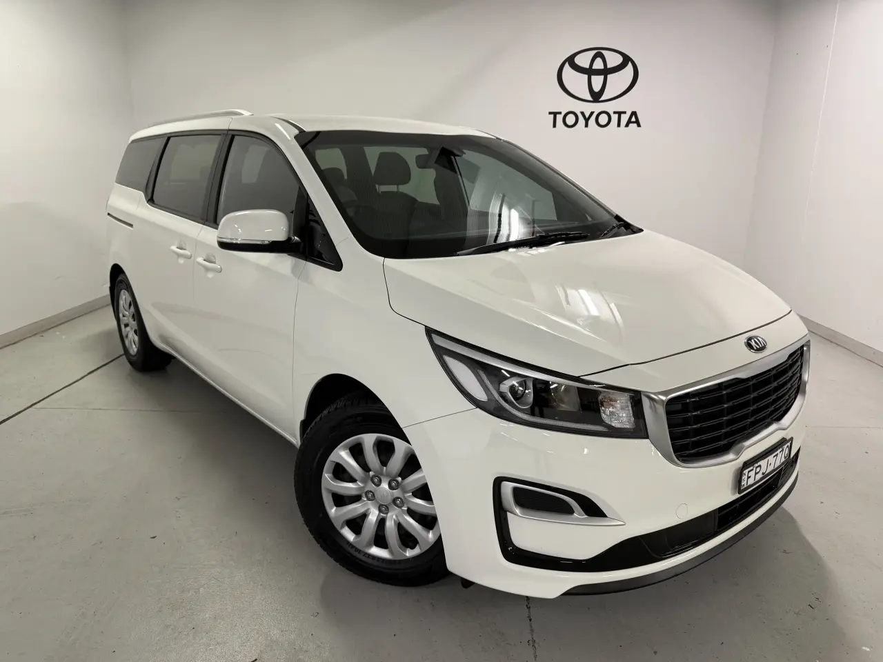 2019 KIA CARNIVAL Gallery Image 1