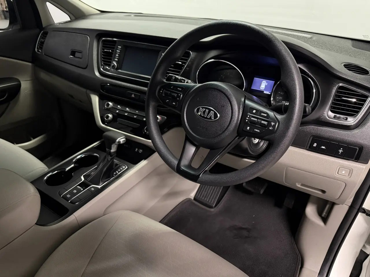 2019 KIA CARNIVAL Gallery Image 10