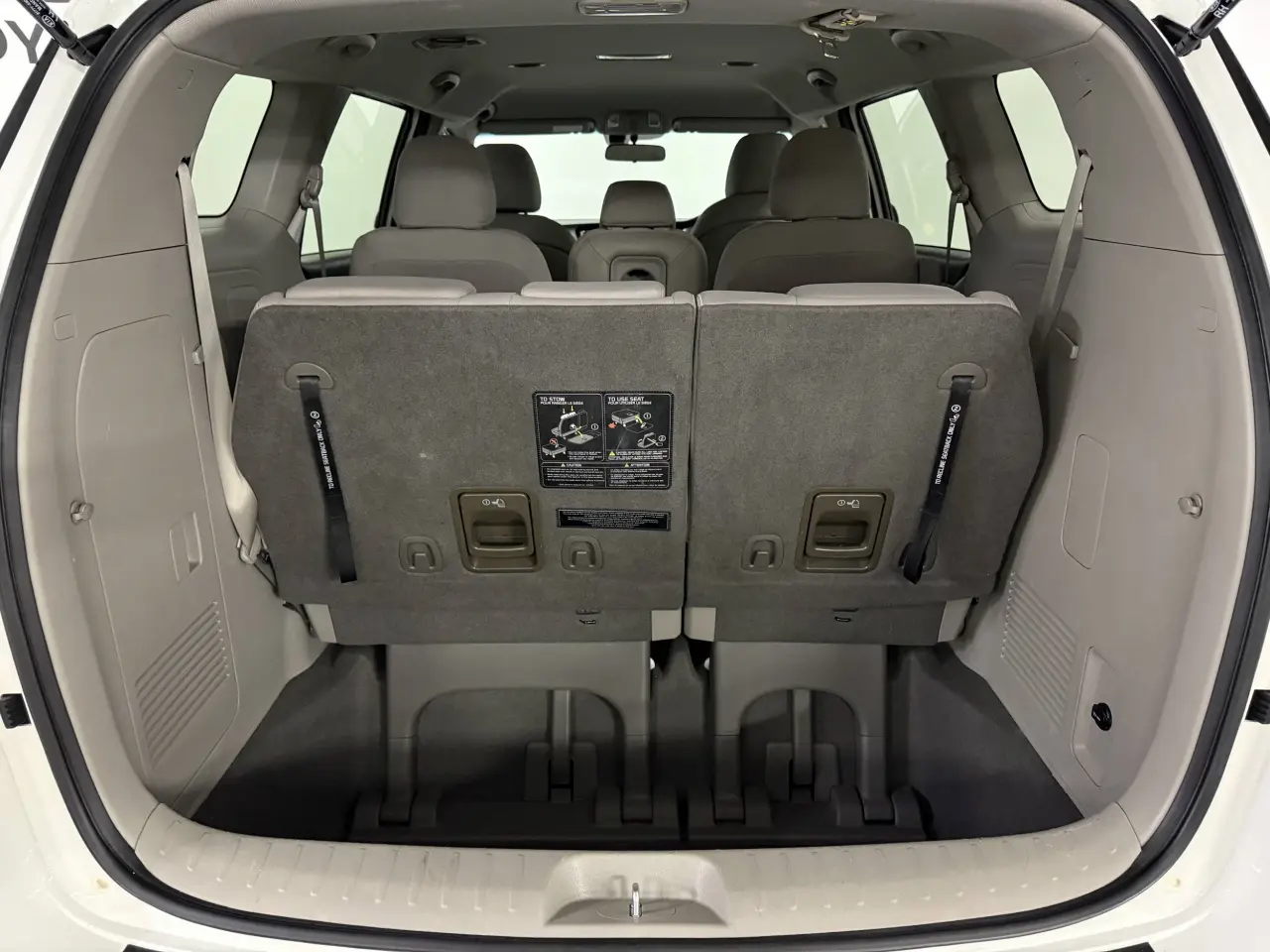 2019 KIA CARNIVAL Gallery Image 12