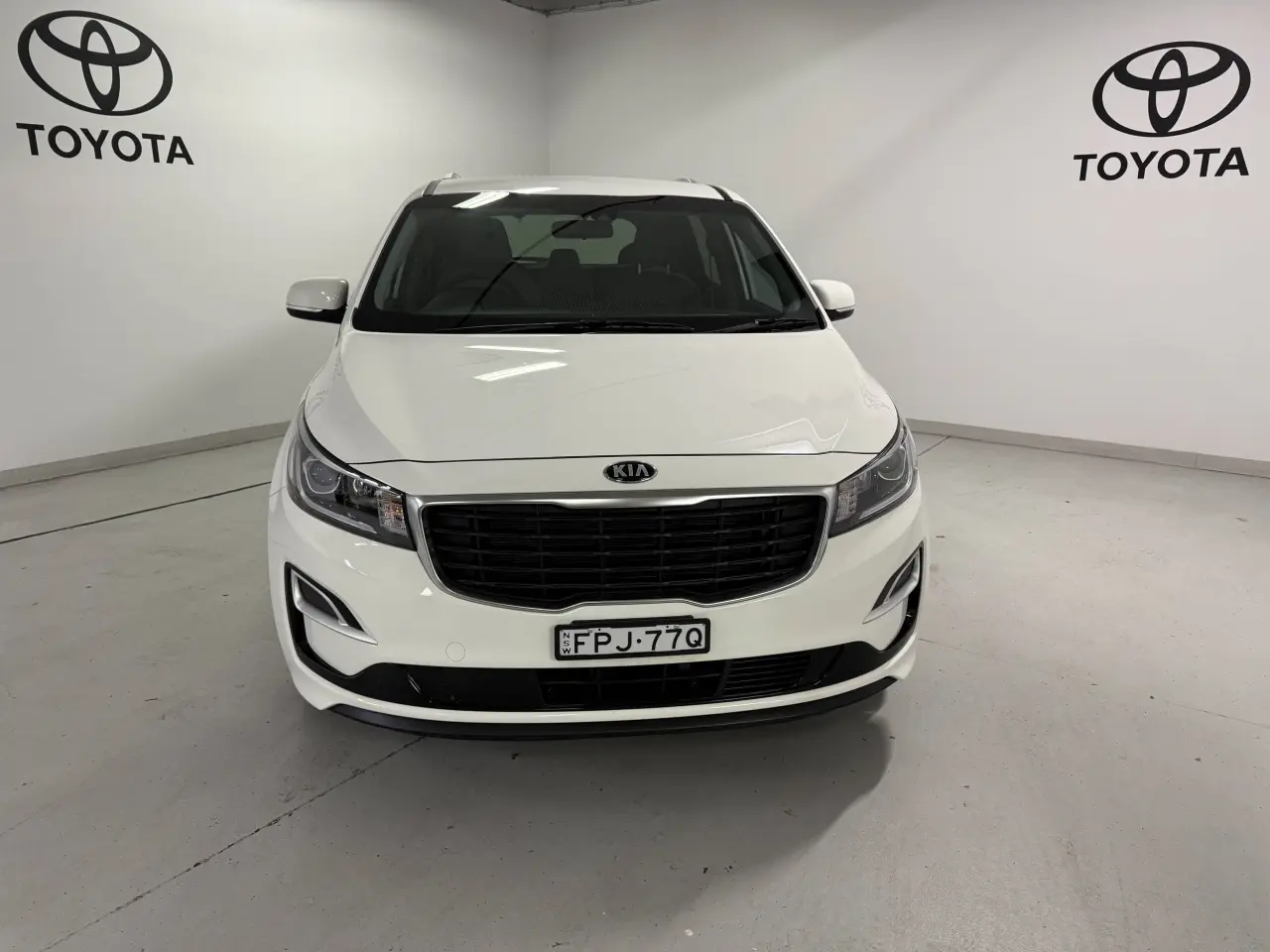 2019 KIA CARNIVAL Gallery Image 2