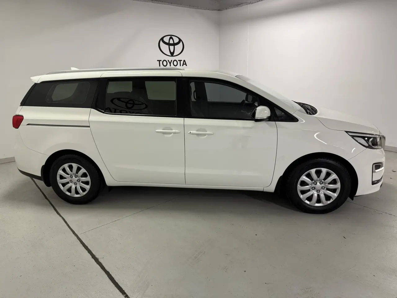 2019 KIA CARNIVAL Gallery Image 4