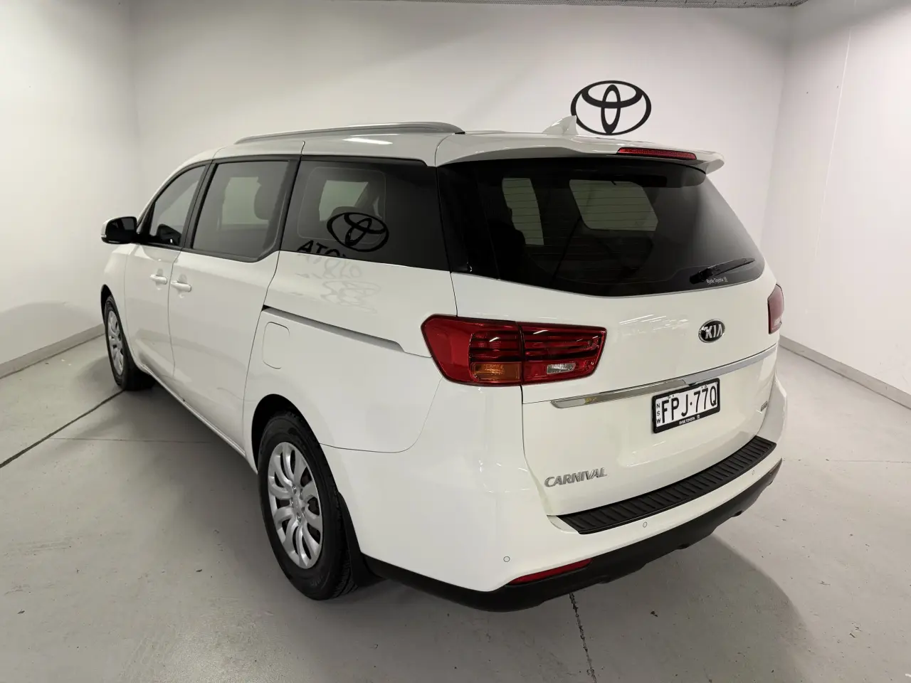 2019 KIA CARNIVAL Gallery Image 8