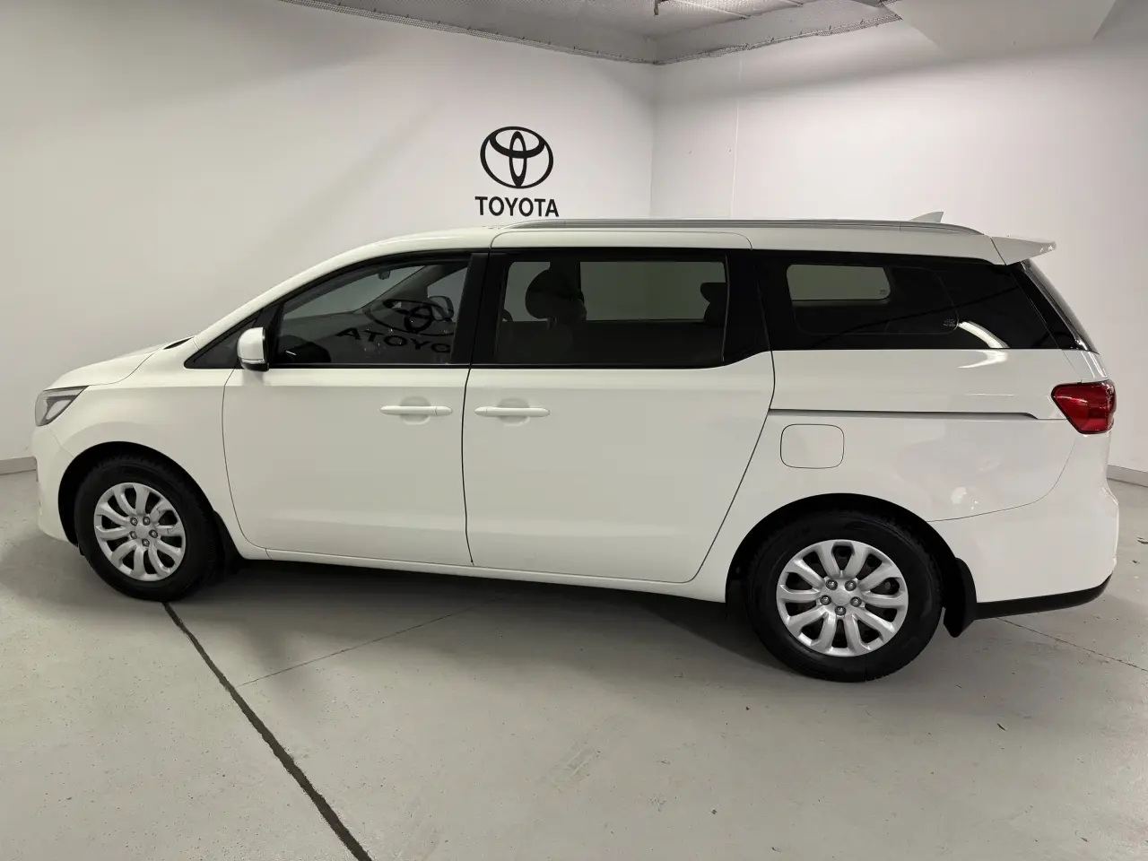 2019 KIA CARNIVAL Gallery Image 9