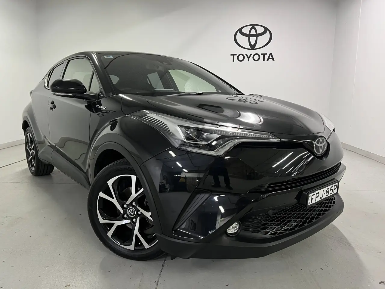 2017 TOYOTA C-HR Gallery Image 1
