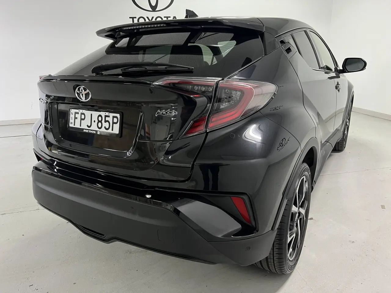 2017 TOYOTA C-HR Gallery Image 10