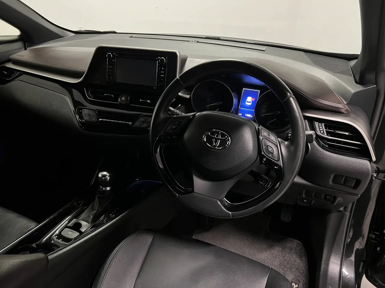 2017 TOYOTA C-HR Gallery Image 11