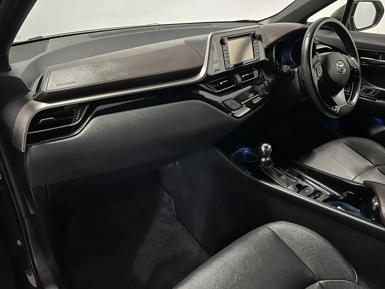 2017 TOYOTA C-HR Gallery Image 15
