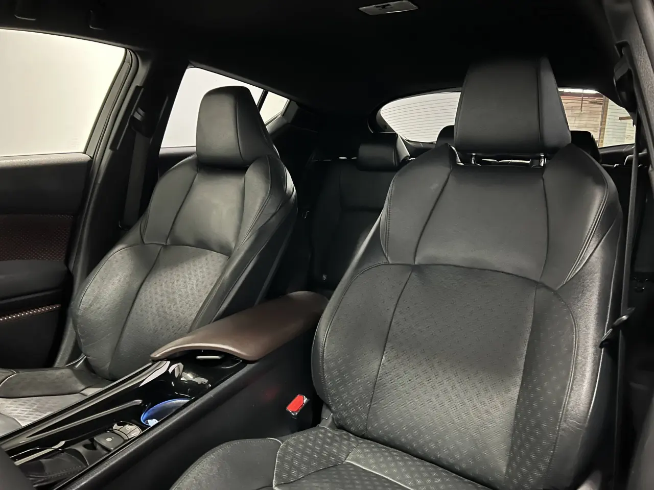 2017 TOYOTA C-HR Gallery Image 16