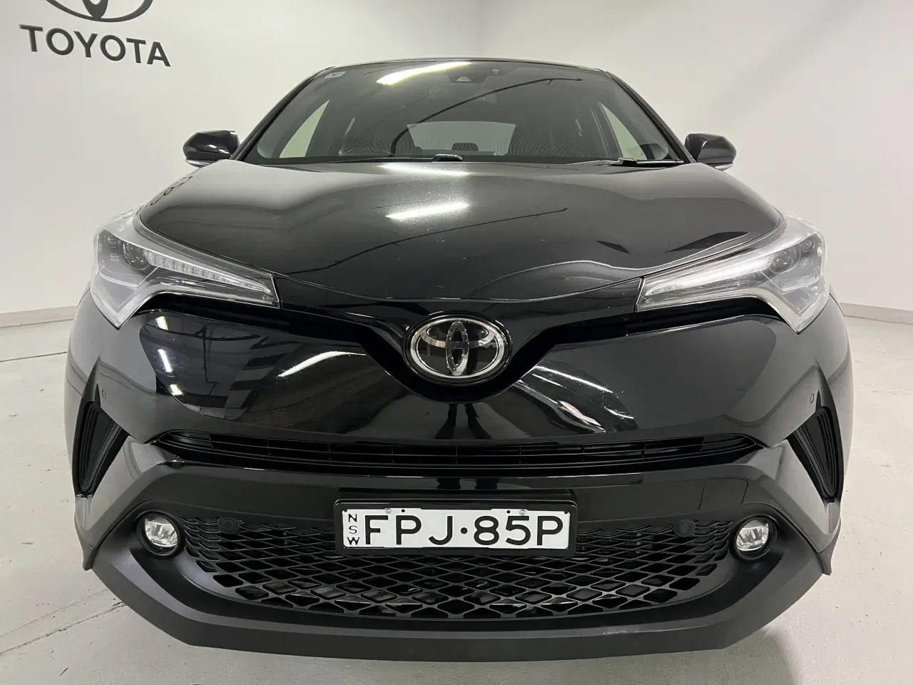 2017 TOYOTA C-HR Gallery Image 3